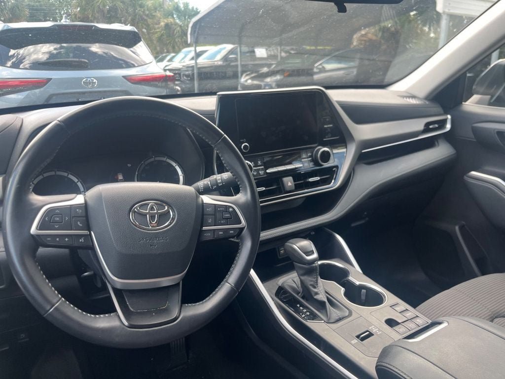 Used 2025 Toyota Highlander LE FWD image 2