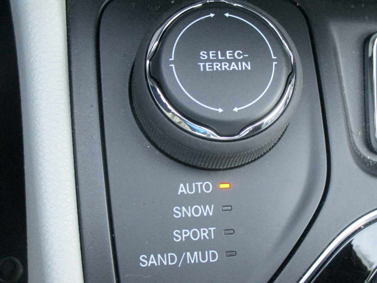 Used 2019 Jeep Cherokee Overland w/ Technology Group image 15