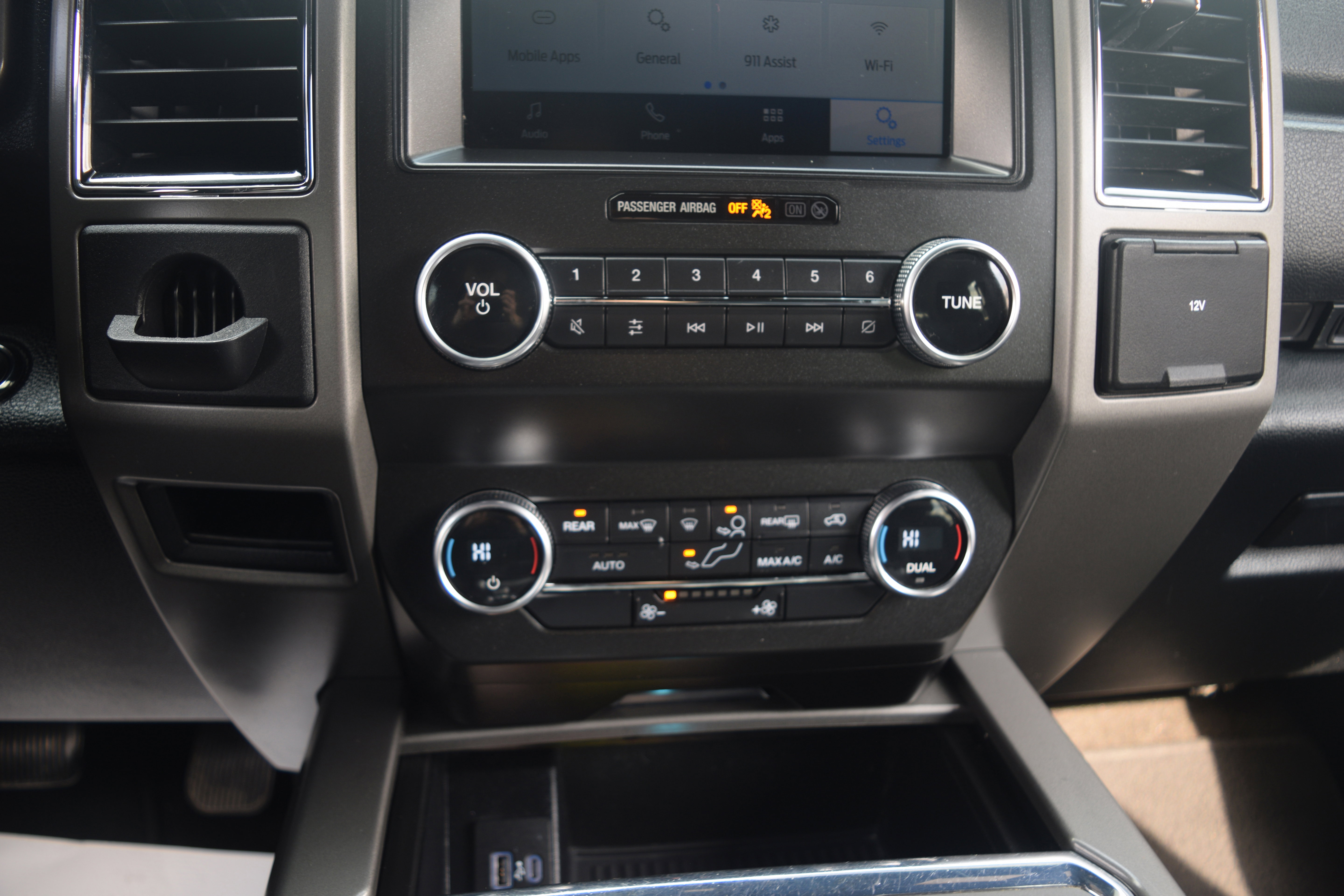 Used 2020 Ford Expedition XLT image 11