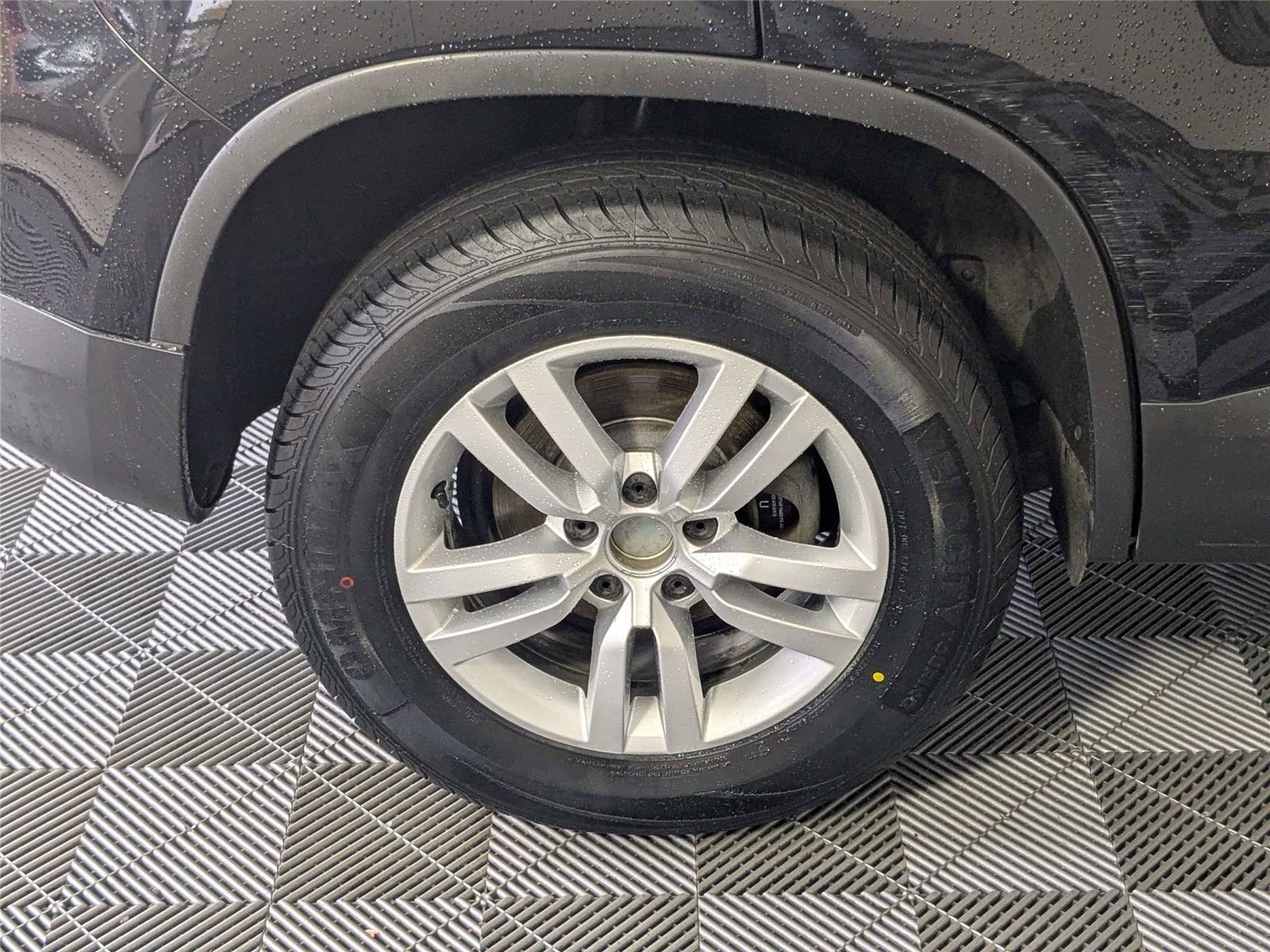 Used 2017 Volkswagen Tiguan S image 8