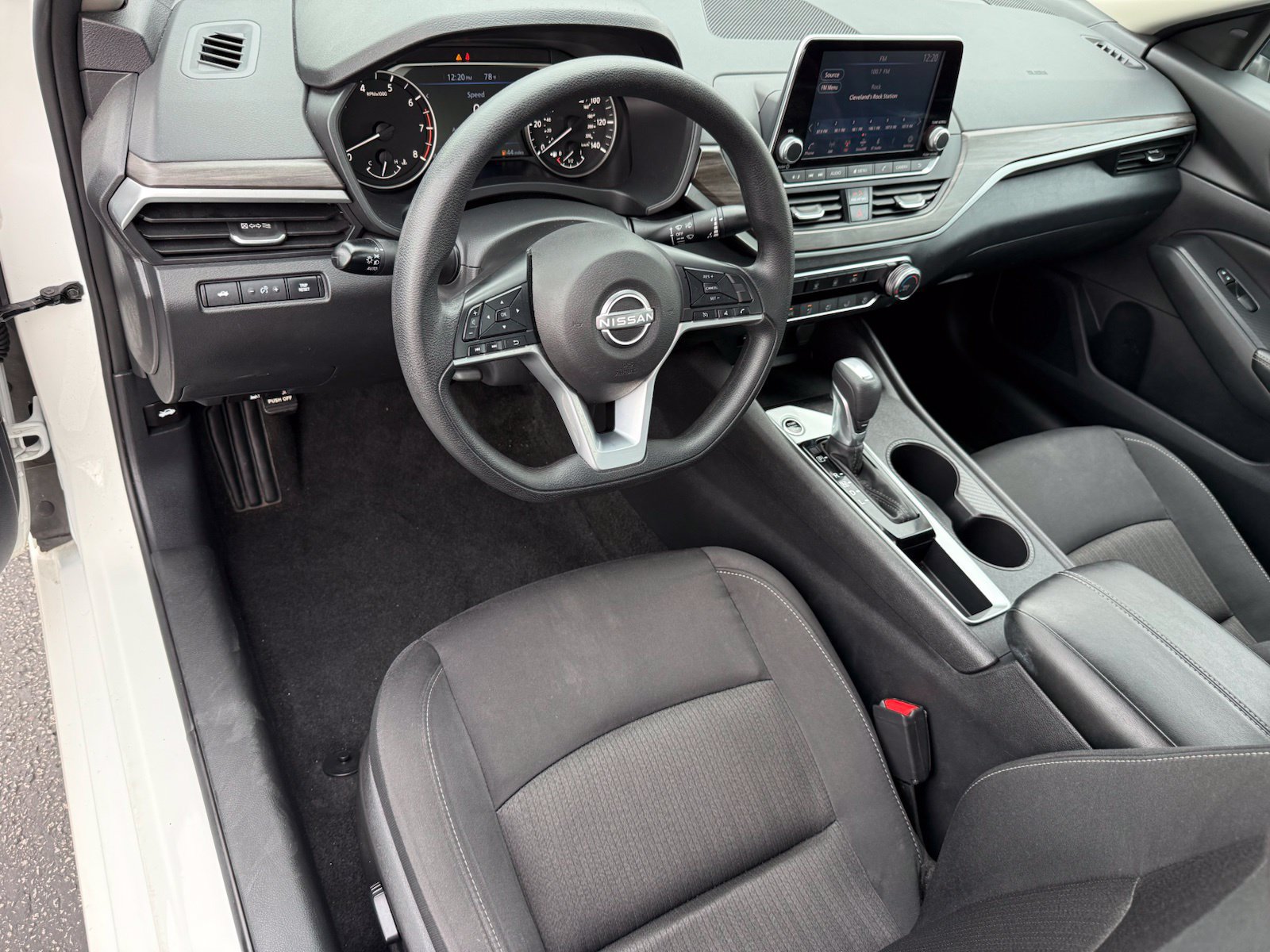 Used 2025 Nissan Altima 2.5 SV FWD image 12