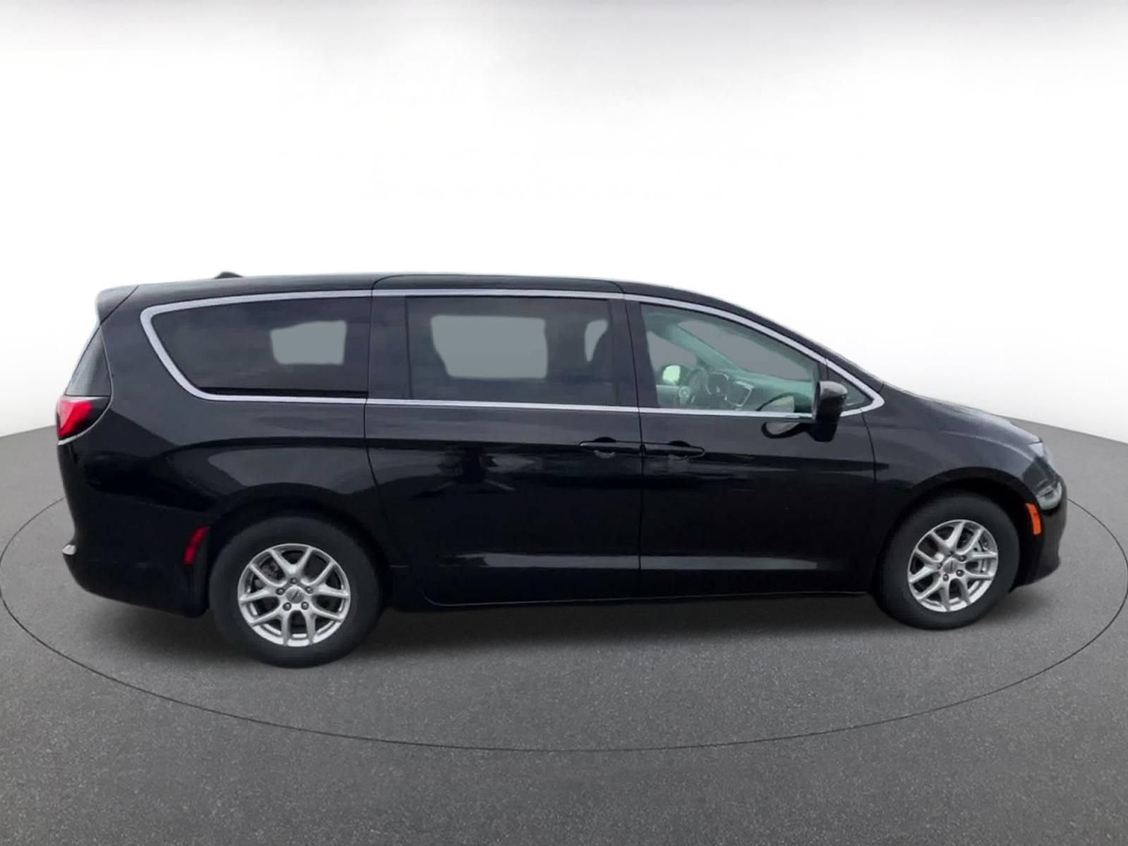 Used 2024 Chrysler Voyager LX FWD image 15