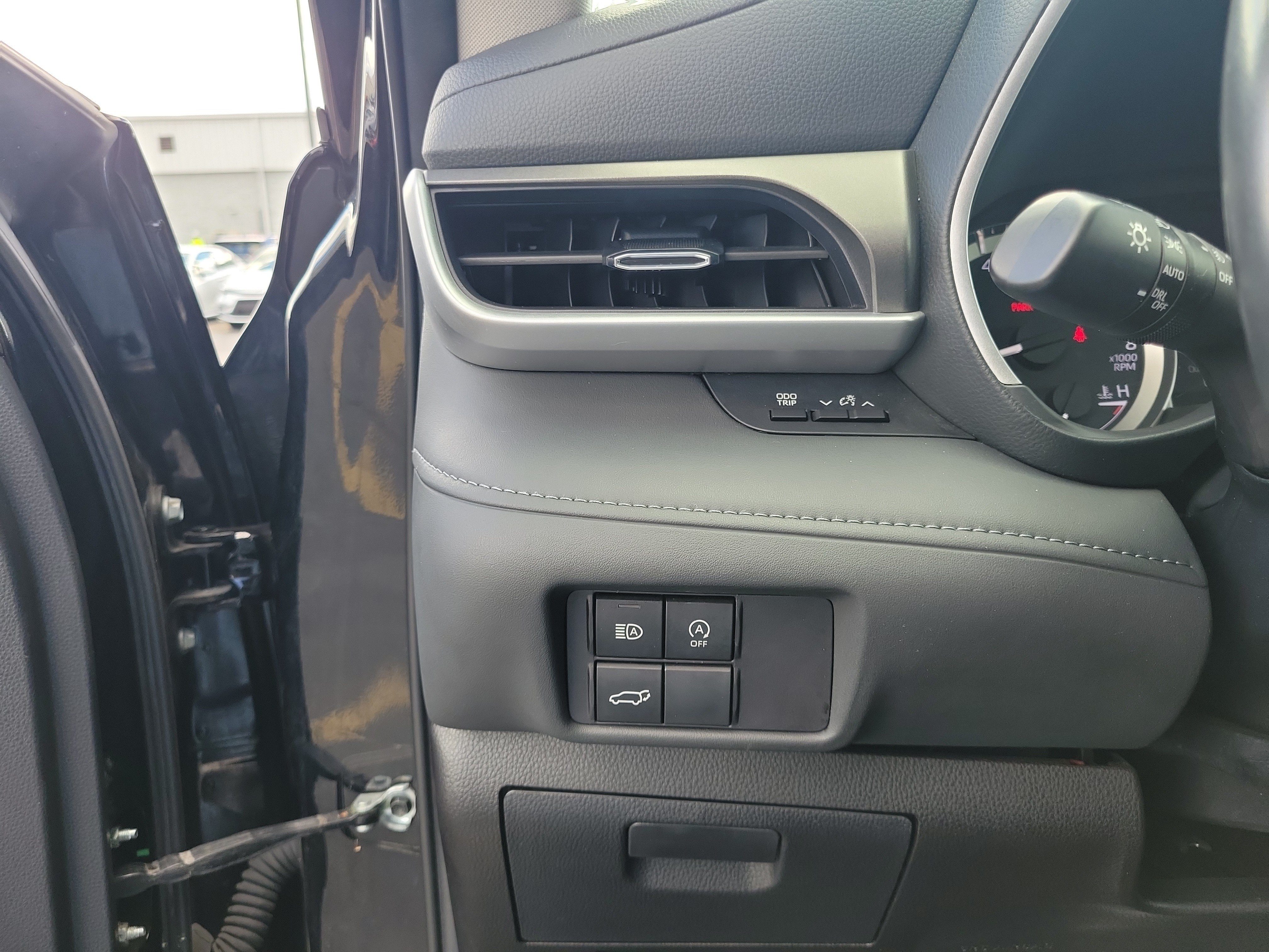 Used 2024 Toyota Highlander XLE FWD image 25