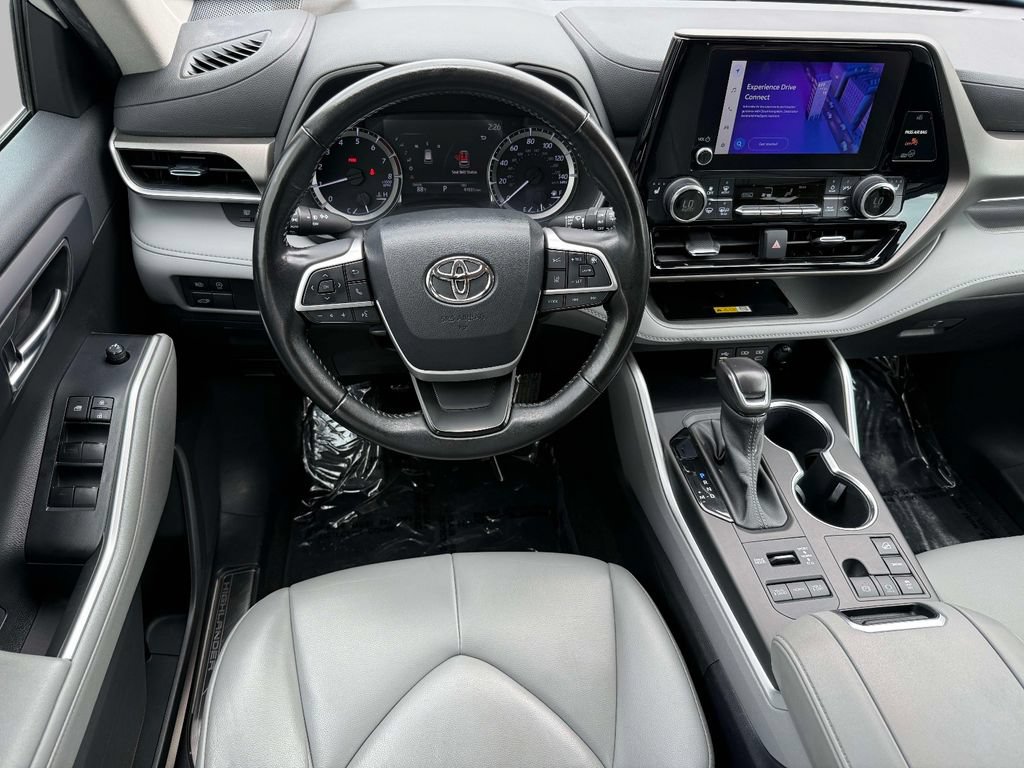 Used 2023 Toyota Highlander XLE AWD/4WD image 4