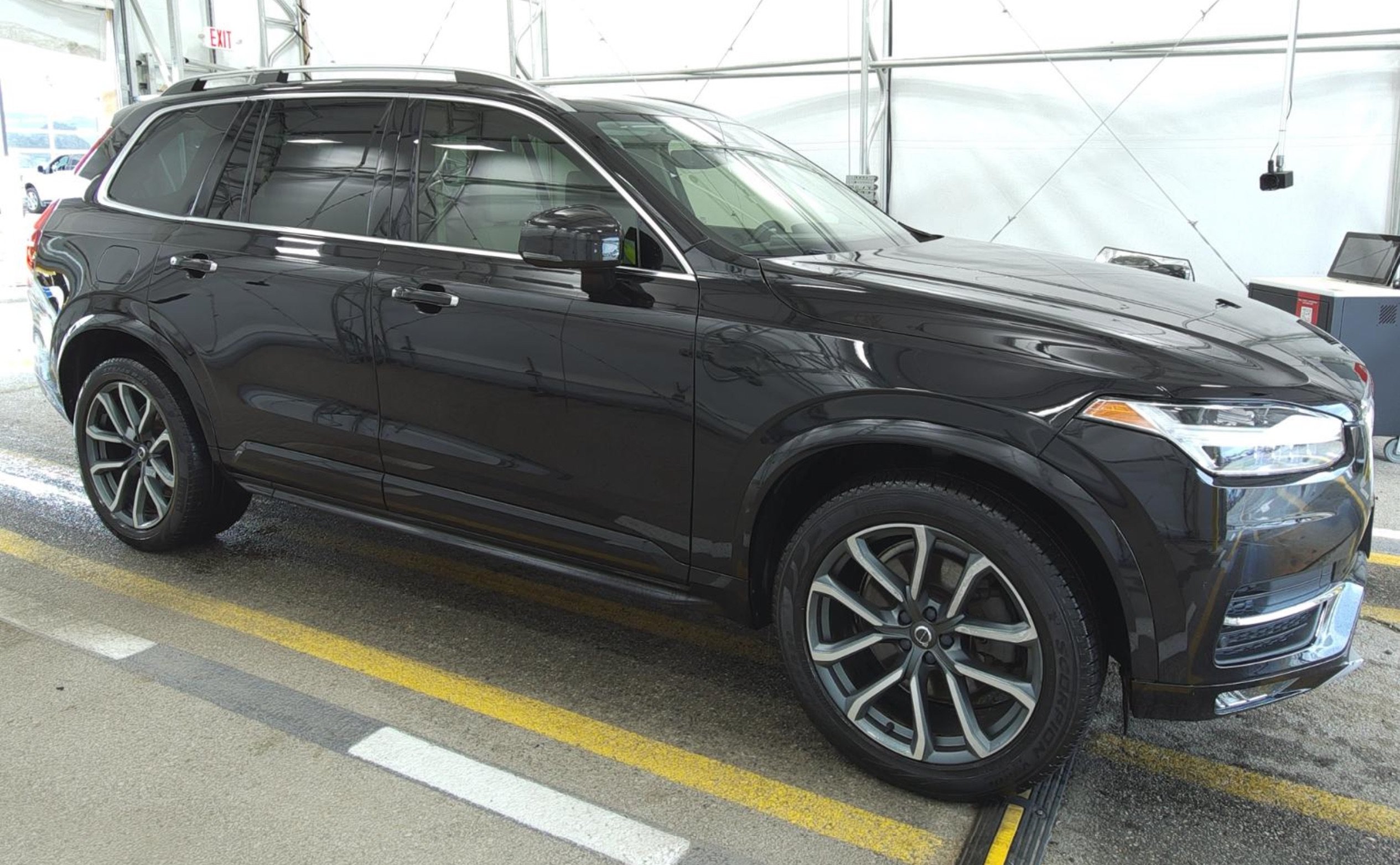 Used 2019 Volvo XC90 T5 Momentum w/ Multimedia Package AWD/4WD image 3