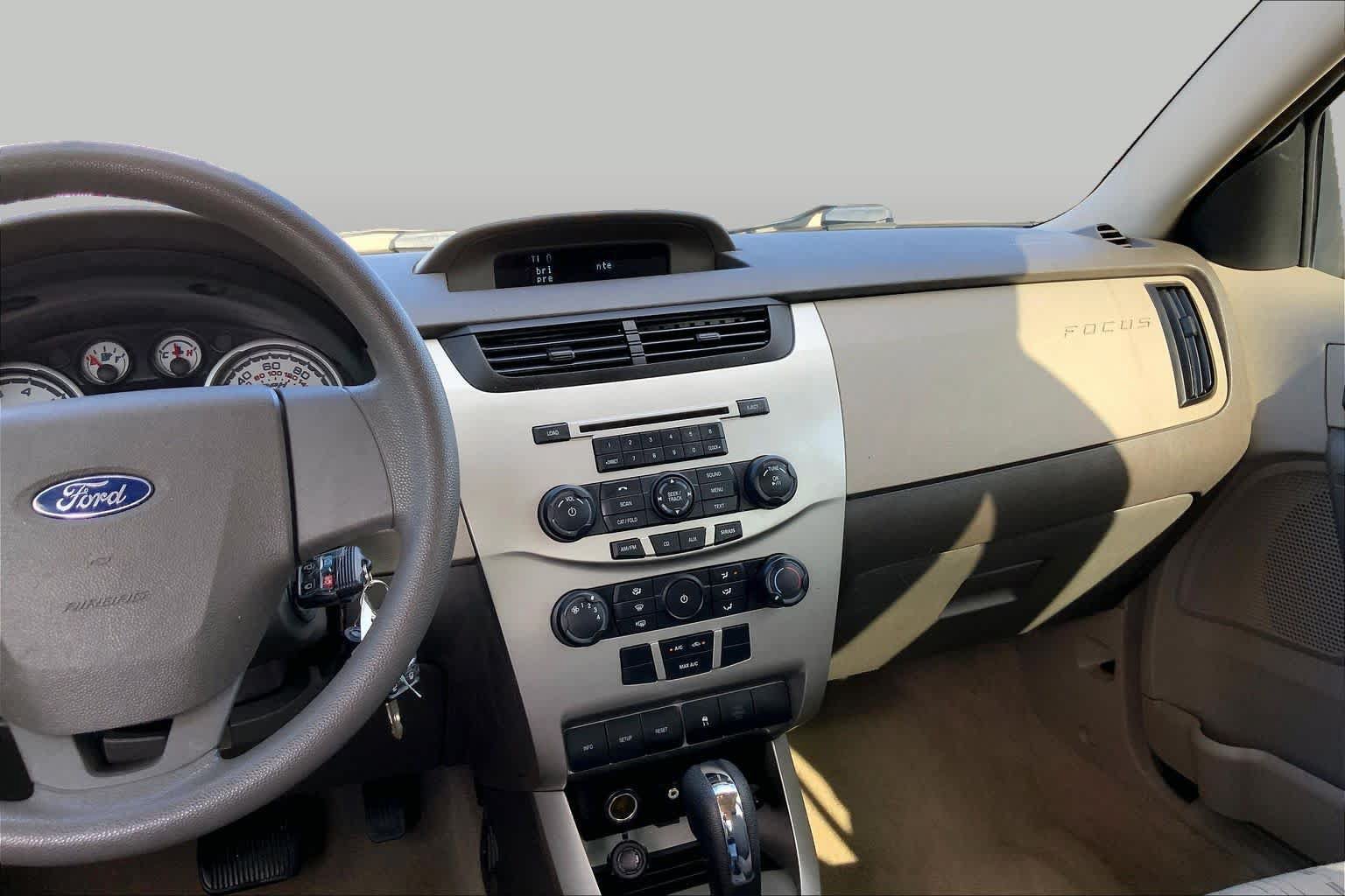 Used 2010 Ford Focus SE FWD image 6