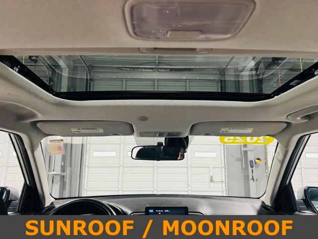Used 2025 Hyundai Venue SEL FWD image 8