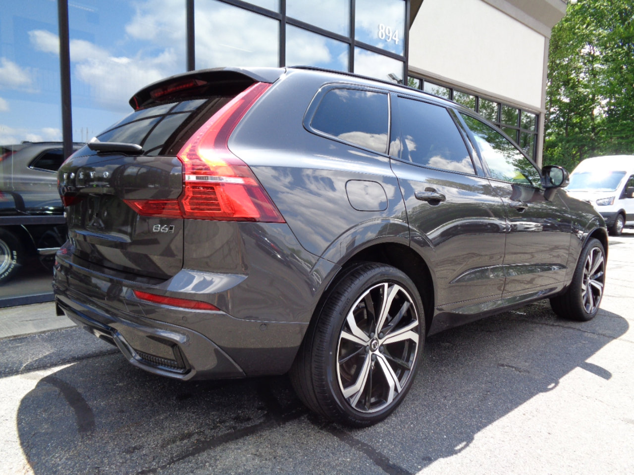 Used 2022 Volvo XC60 B6 R-Design image 5