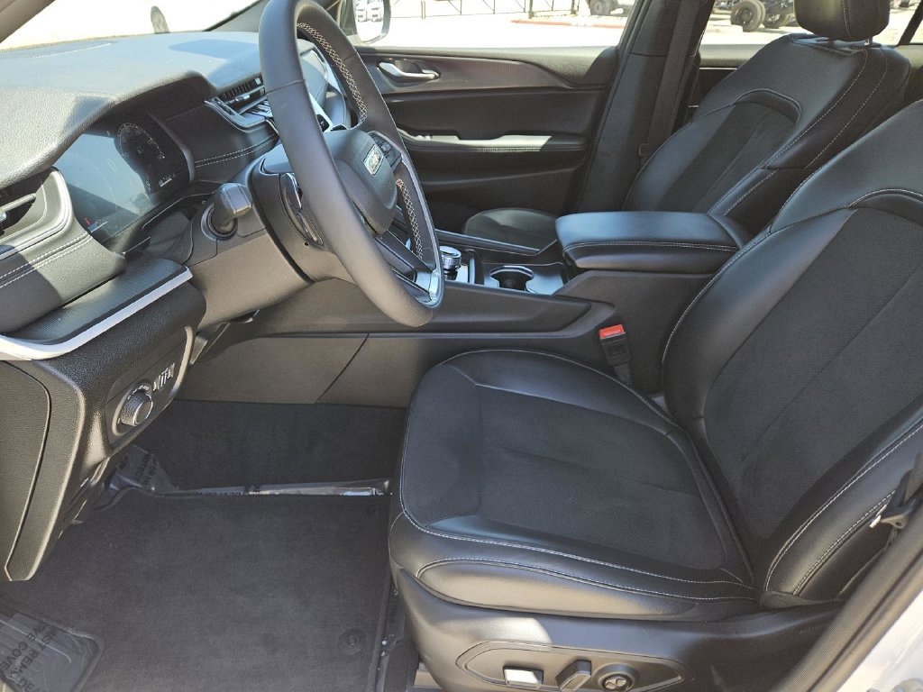 Used 2025 Jeep Grand Cherokee Altitude AWD/4WD image 12