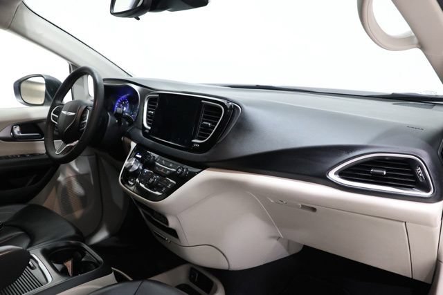 Used 2023 Chrysler Pacifica Touring-L FWD image 16