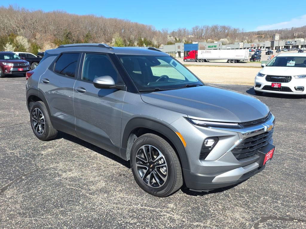 Used 2024 Chevrolet TrailBlazer LT image 2