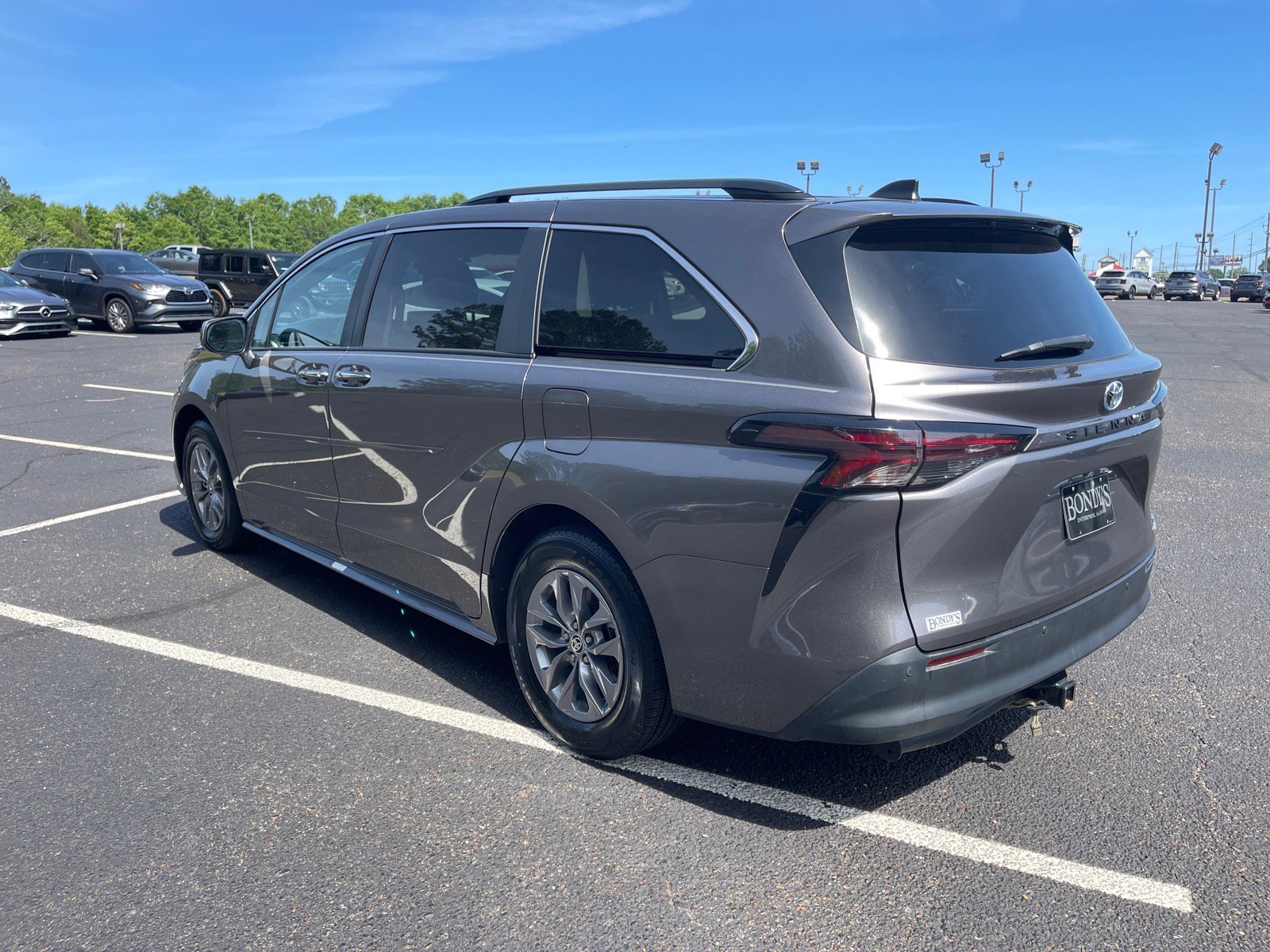 Used 2024 Toyota Sienna XLE FWD image 14
