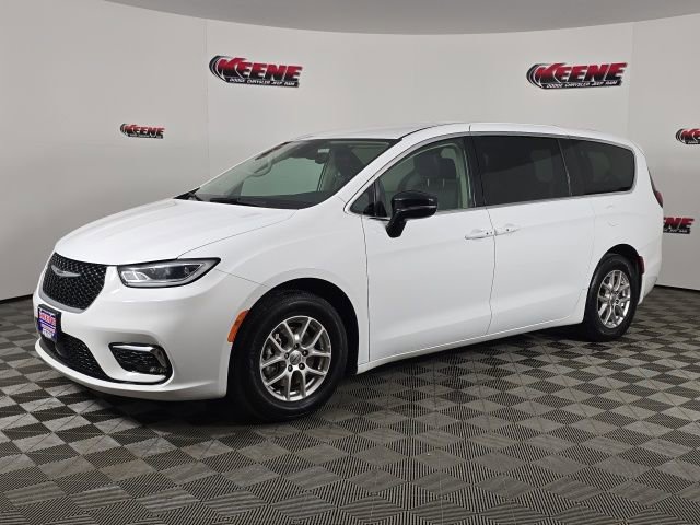 Used 2024 Chrysler Pacifica Touring-L image 5