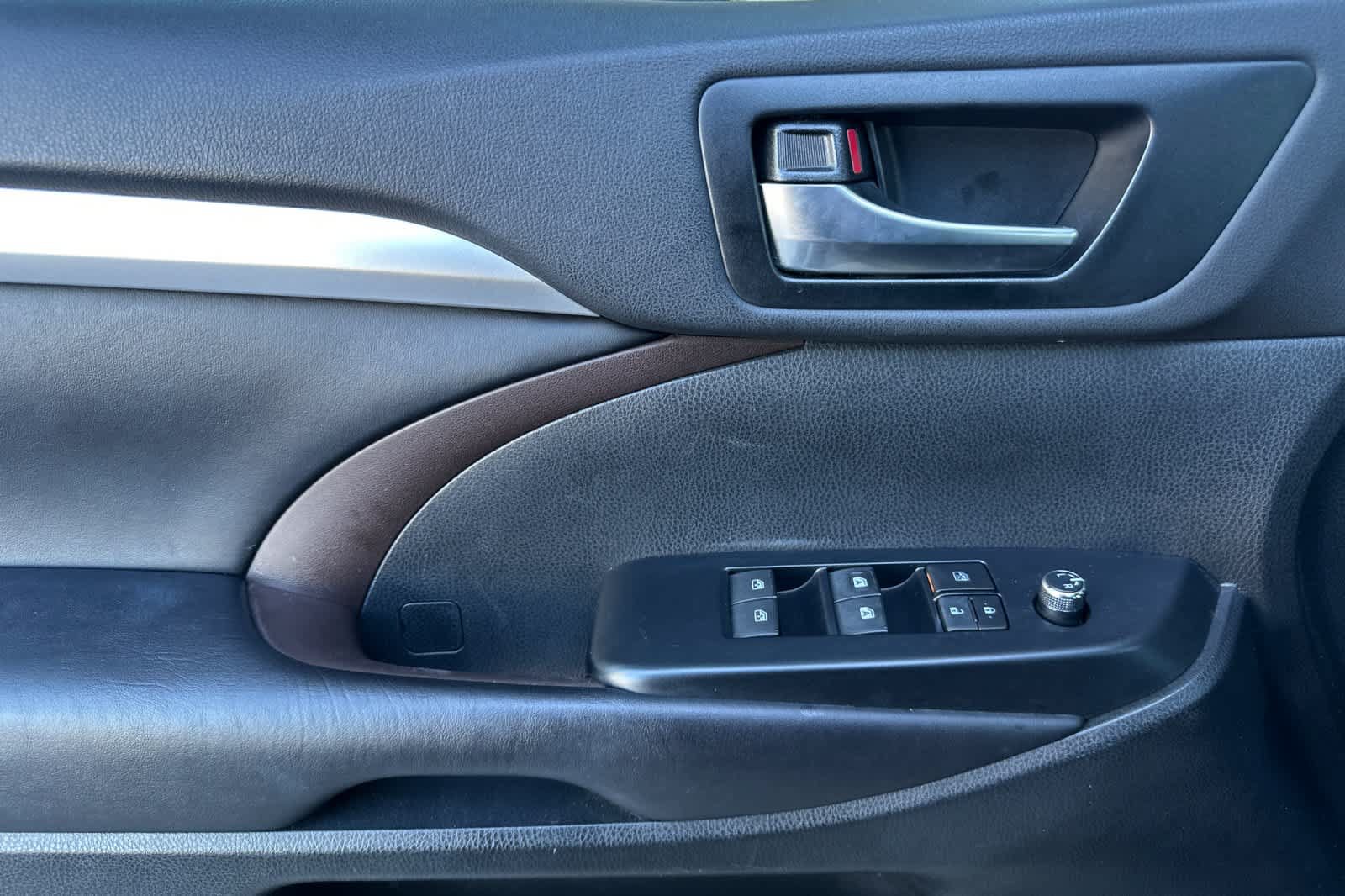 Used 2019 Toyota Highlander XLE AWD/4WD image 12
