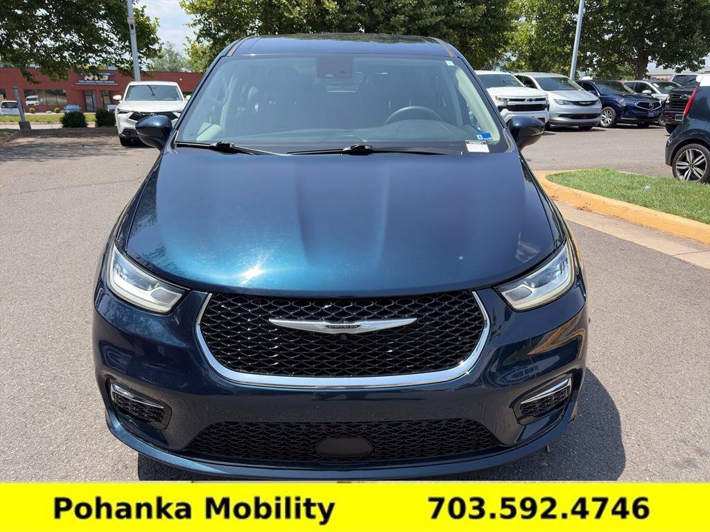 Used 2023 Chrysler Pacifica Touring-L FWD image 4