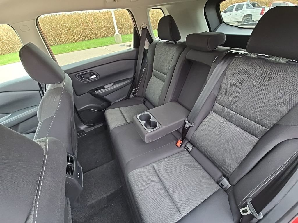 Used 2024 Nissan Rogue SV image 34