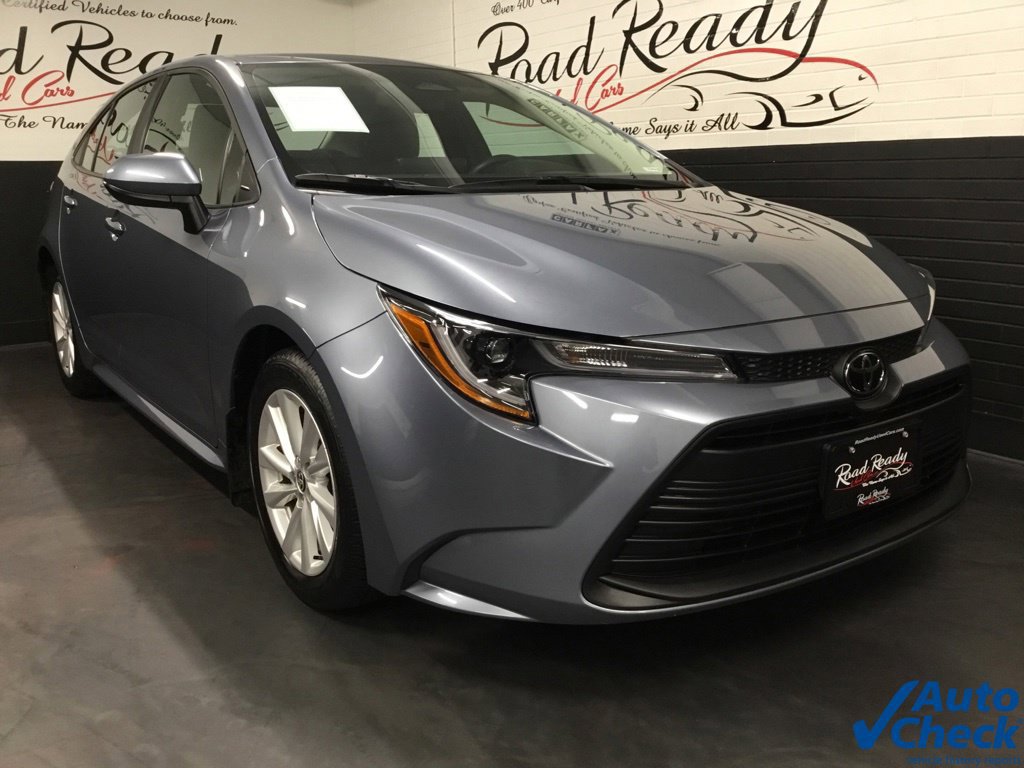 Used 2025 Toyota Corolla LE w/ LE Premium Package FWD image 3