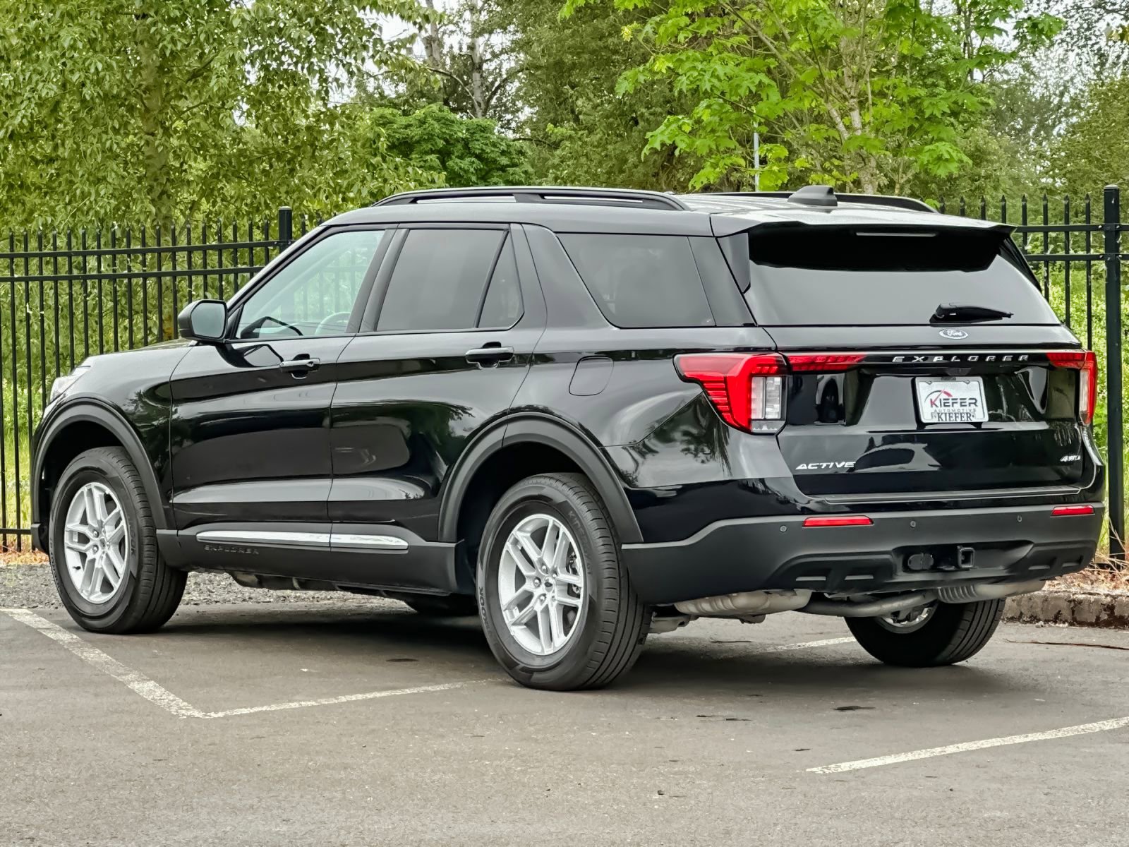 Used 2025 Ford Explorer Active AWD/4WD image 5