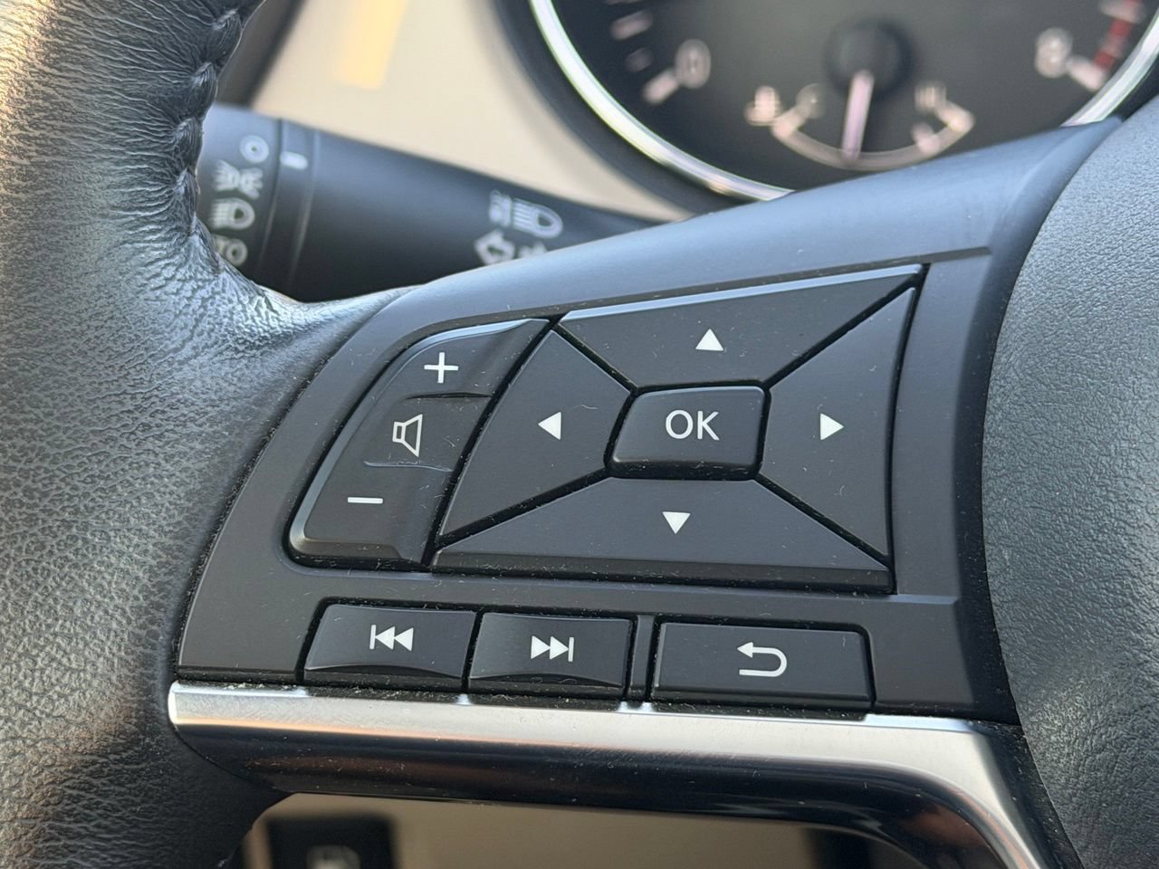 Used 2019 Nissan Rogue SV w/ Sun & Sound Touring Package FWD image 15