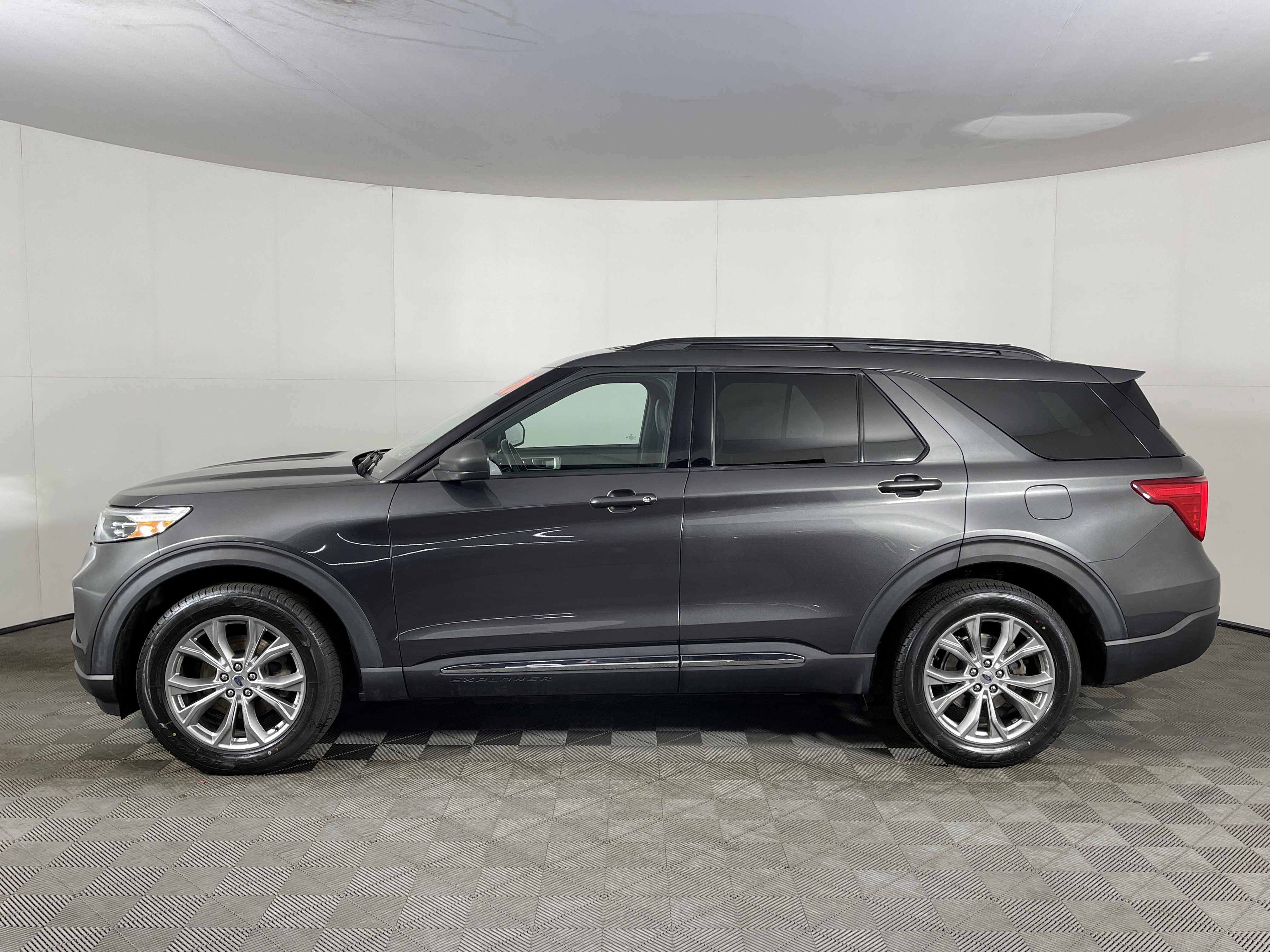 Used 2020 Ford Explorer XLT w/ Equipment Group 202A image 3