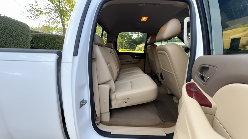 Used 2014 Chevrolet Silverado 2500 LTZ w/ LTZ Plus Package AWD/4WD image 9
