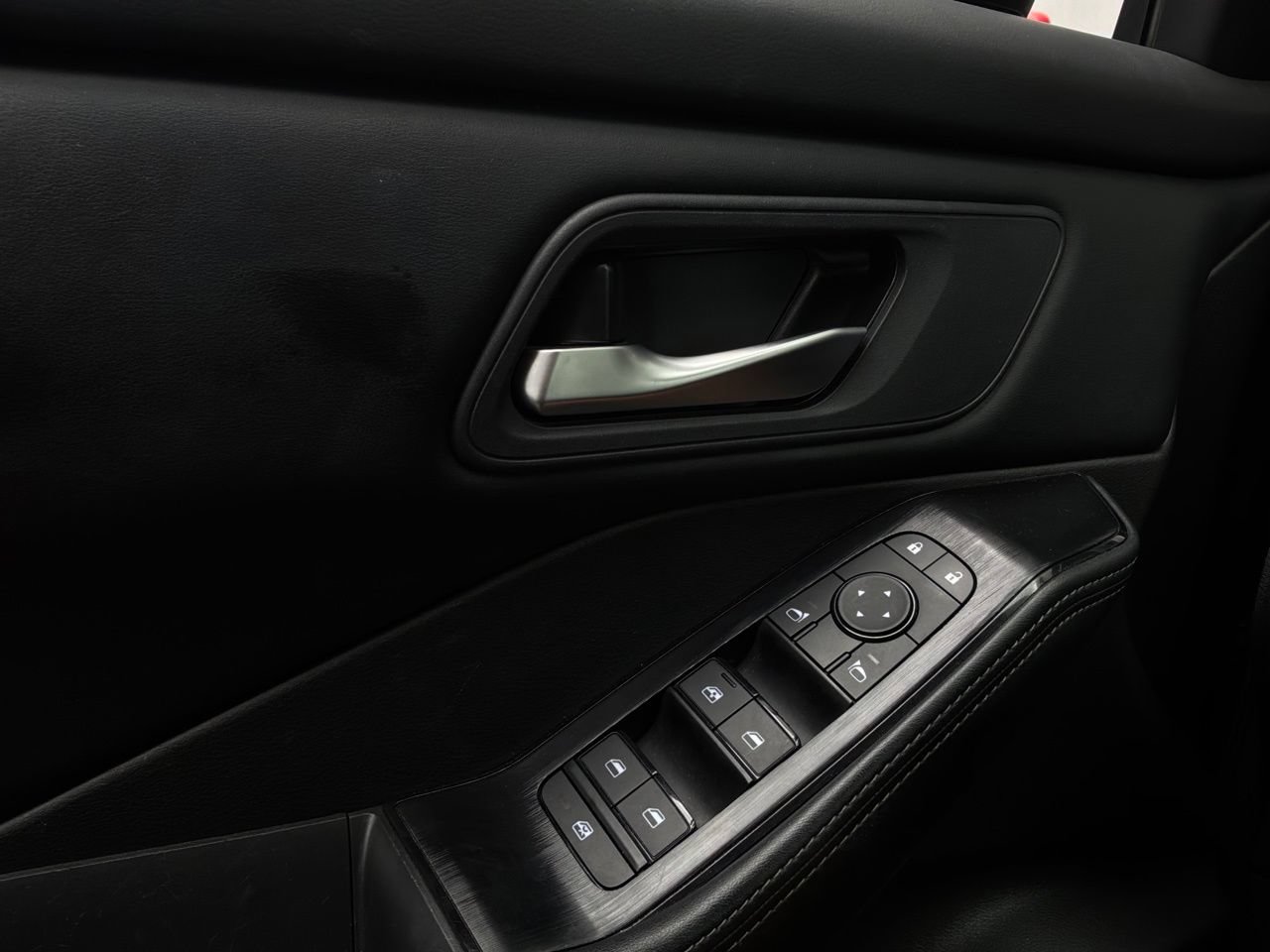 Used 2025 Nissan Rogue SV FWD image 22