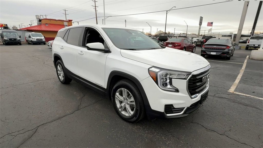 Used 2023 GMC Terrain SLE image 2