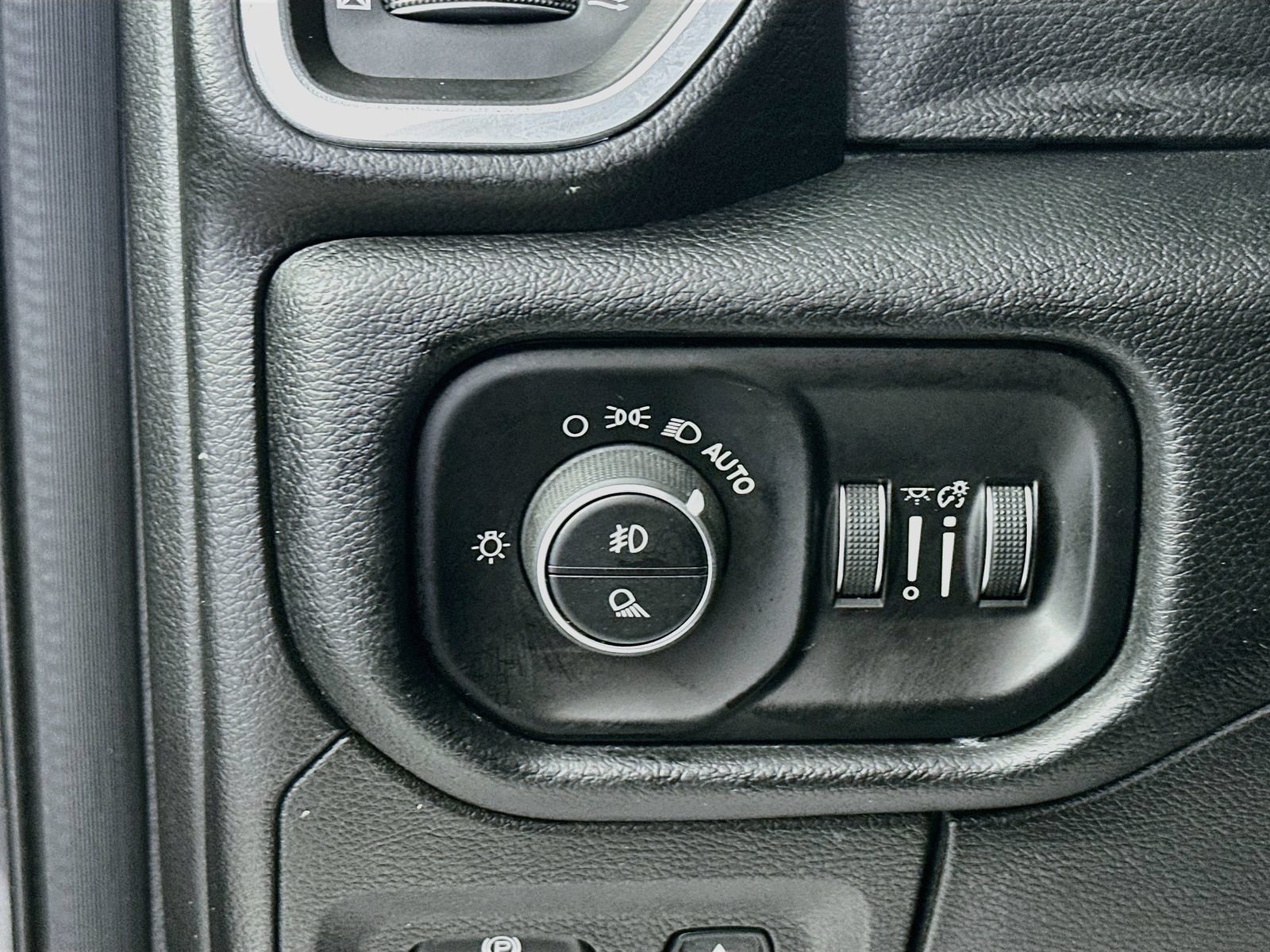 Used 2020 RAM 1500 Laramie AWD/4WD image 10