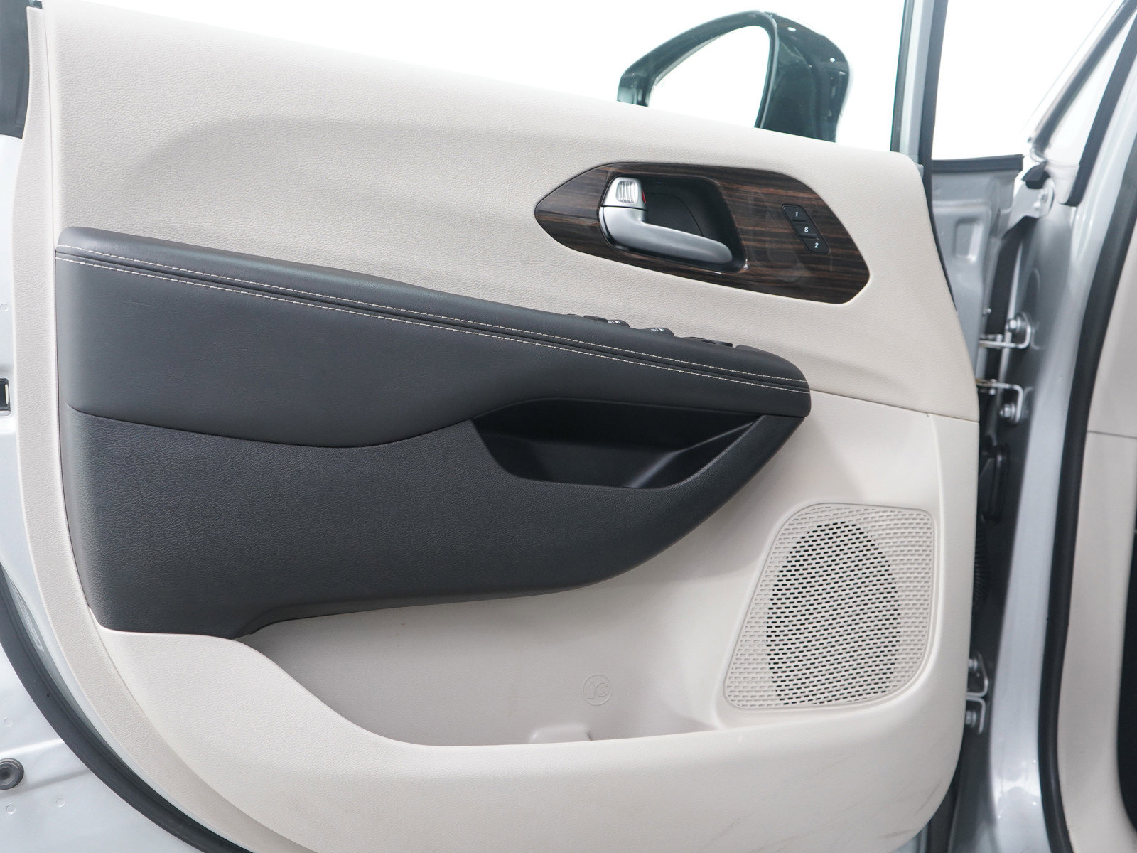 Used 2024 Chrysler Pacifica Limited image 22
