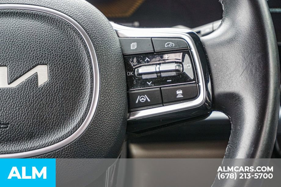 Used 2025 Kia Carnival FWD image 32