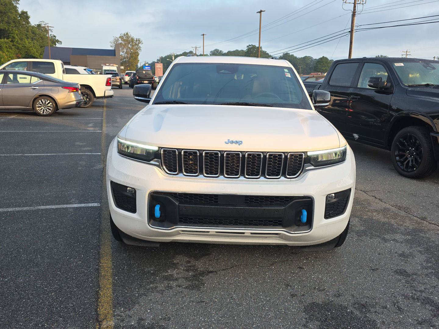 Used 2023 Jeep Grand Cherokee Overland w/ Luxury Tech Group IV AWD/4WD image 2