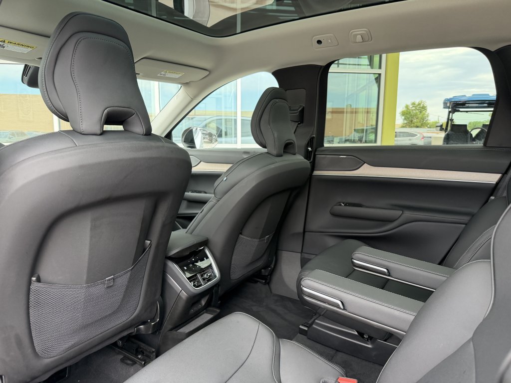 Used 2025 Volvo EX90 Plus AWD/4WD image 33