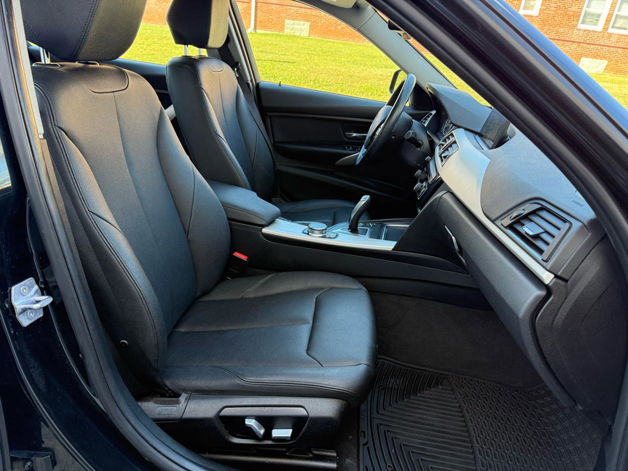 Used 2018 BMW 320i xDrive Sedan w/ Convenience Package image 27