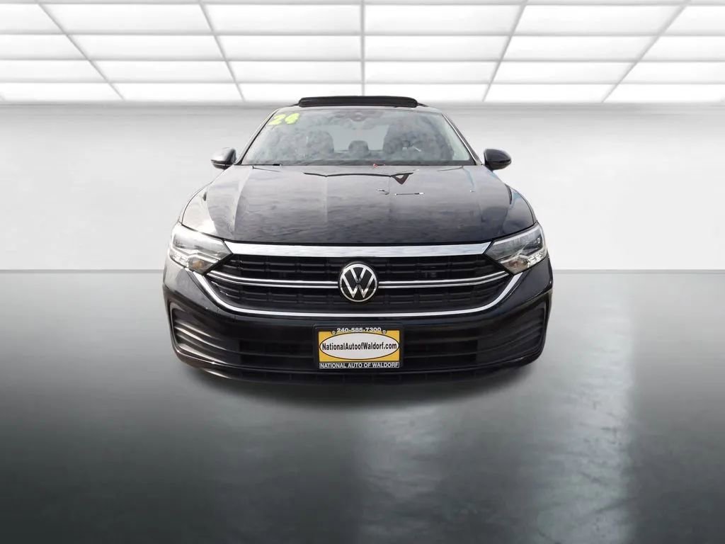 Used 2024 Volkswagen Jetta SE FWD image 3