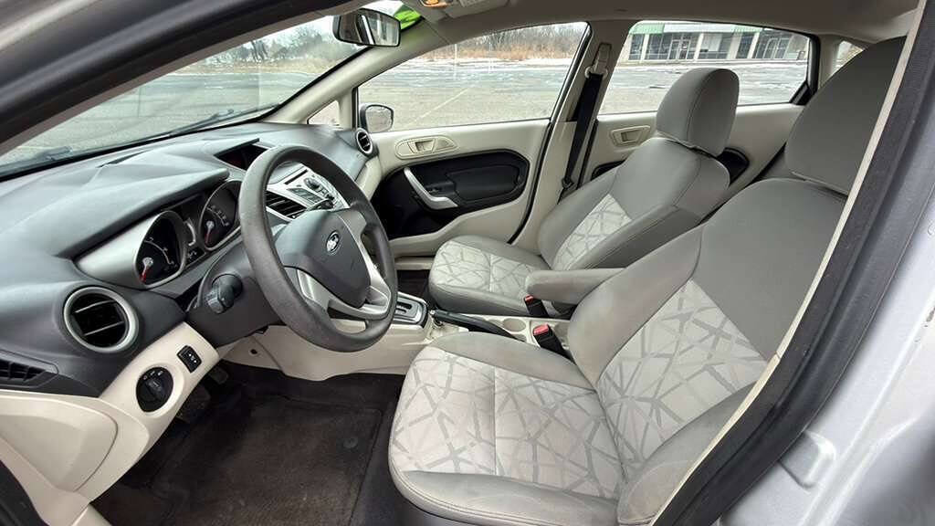 Used 2012 Ford Fiesta SE w/ Winter Pkg FWD image 11
