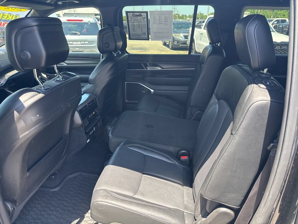 Used 2024 Jeep Wagoneer L Series III w/ Flexible Seating Group AWD/4WD image 12