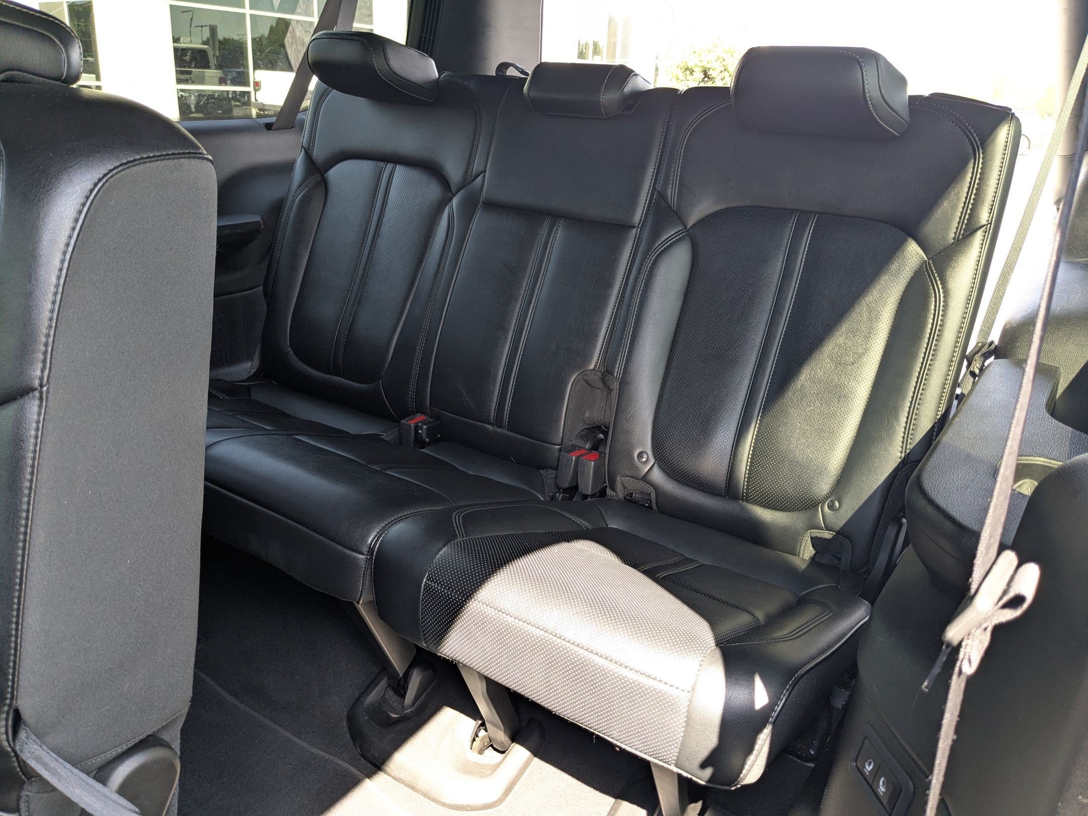 Used 2024 Jeep Wagoneer L Series II RWD image 28