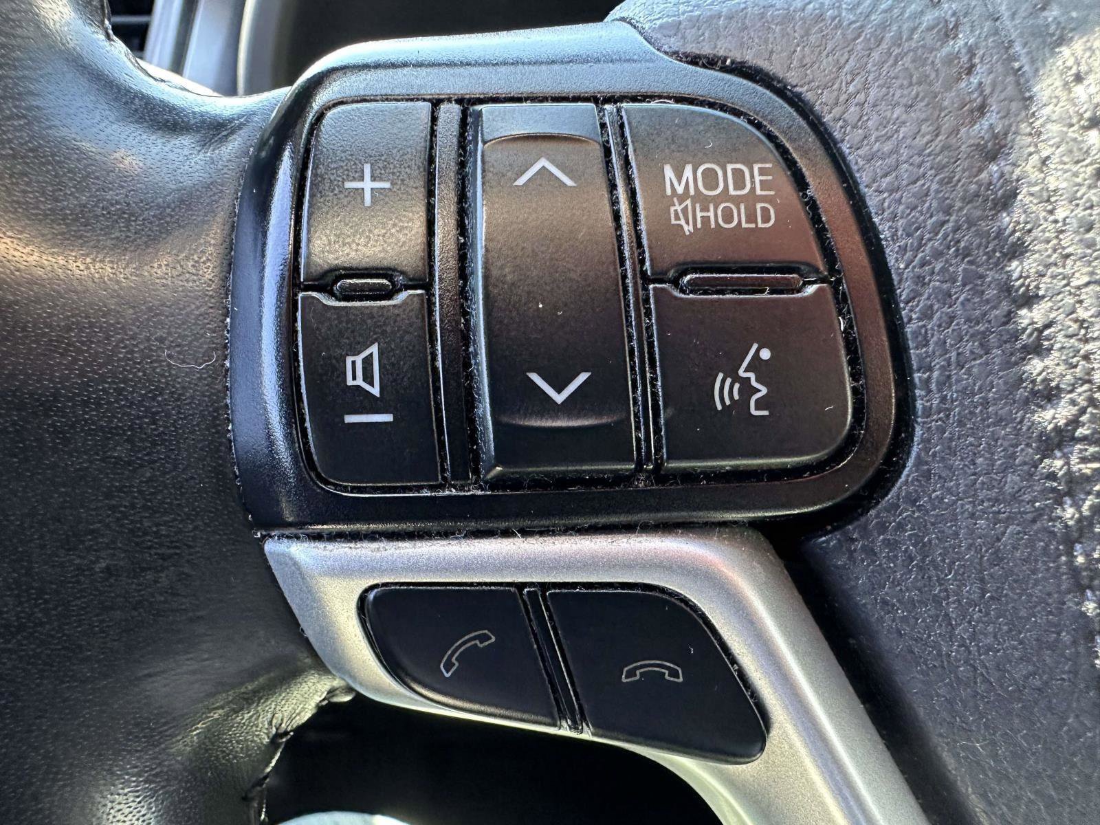 Used 2019 Toyota Highlander XLE AWD/4WD image 35