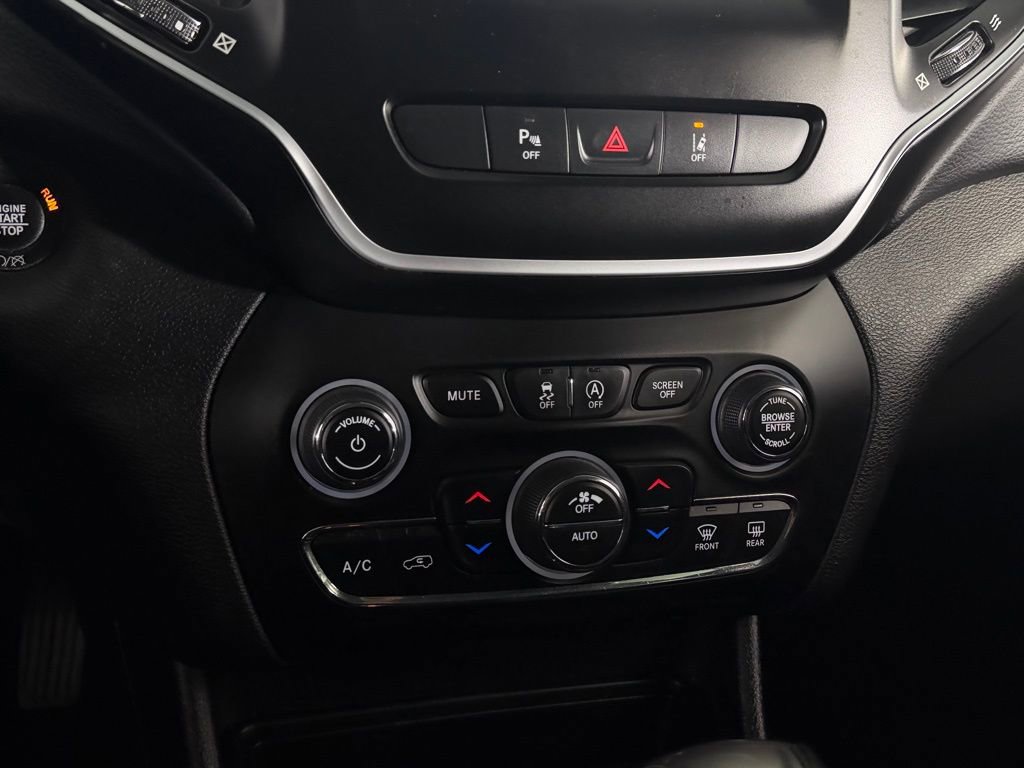 Used 2020 Jeep Cherokee Latitude Lux w/ Comfort/Convenience Group AWD/4WD image 16