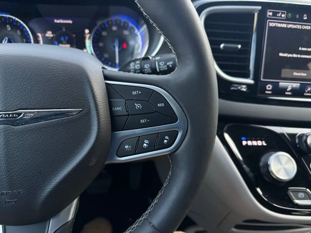 Certified 2024 Chrysler Pacifica Touring-L image 30