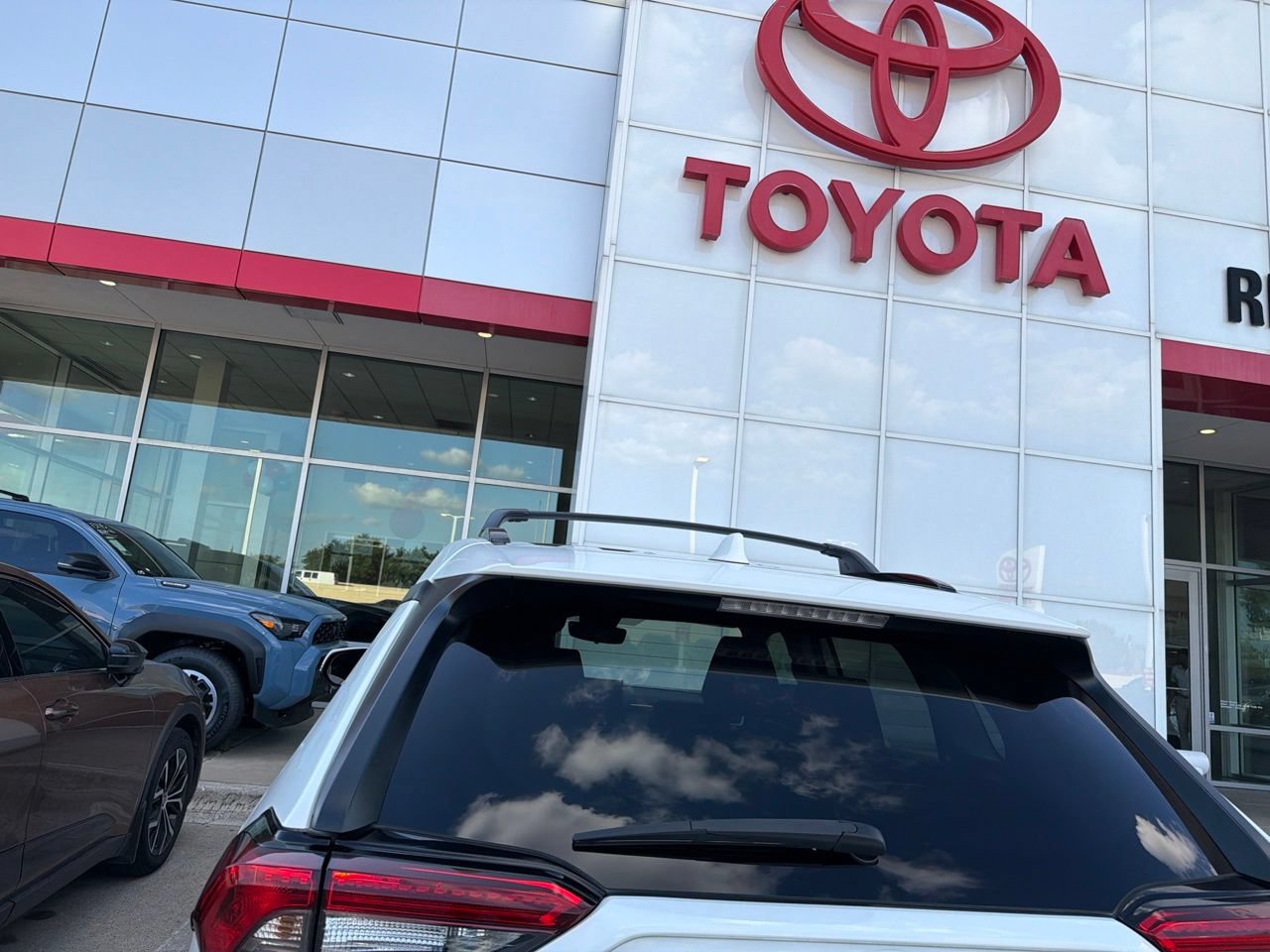 Used 2022 Toyota RAV4 XLE w/ Convenience Package FWD image 6