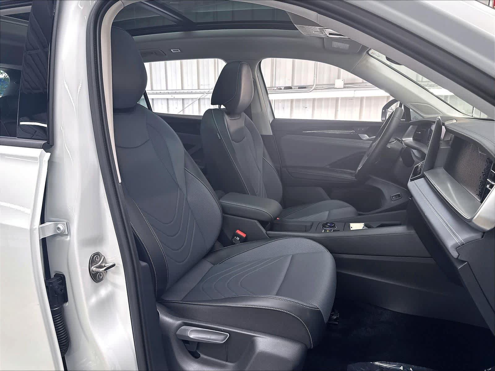 Used 2026 Volkswagen Tiguan SE w/ Panoramic Sunroof Package AWD/4WD image 32