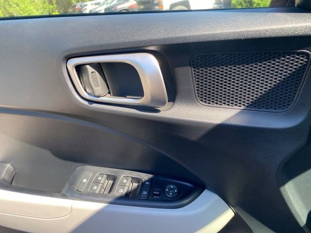 Used 2025 Hyundai Venue SEL FWD image 21