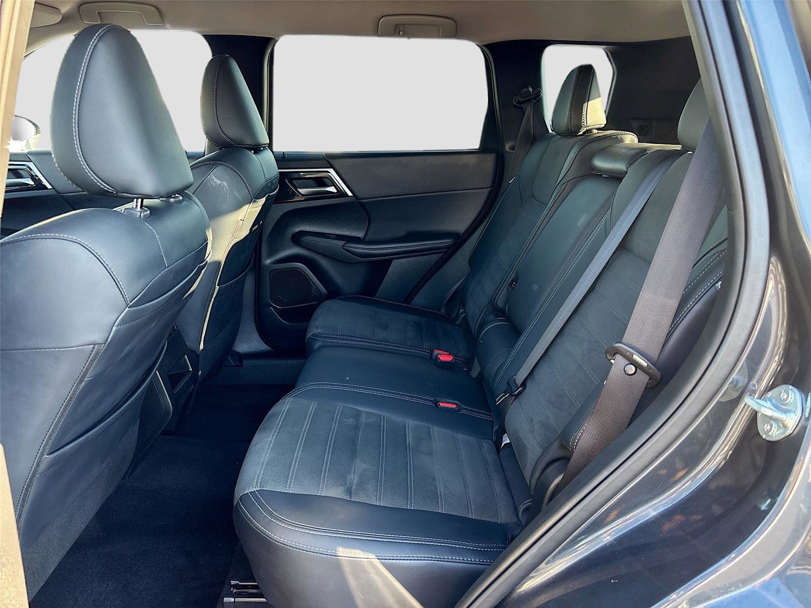 Used 2024 Mitsubishi Outlander SE image 28