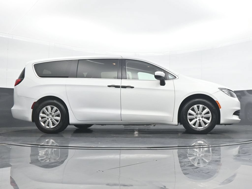Used 2020 Chrysler Voyager L FWD image 32
