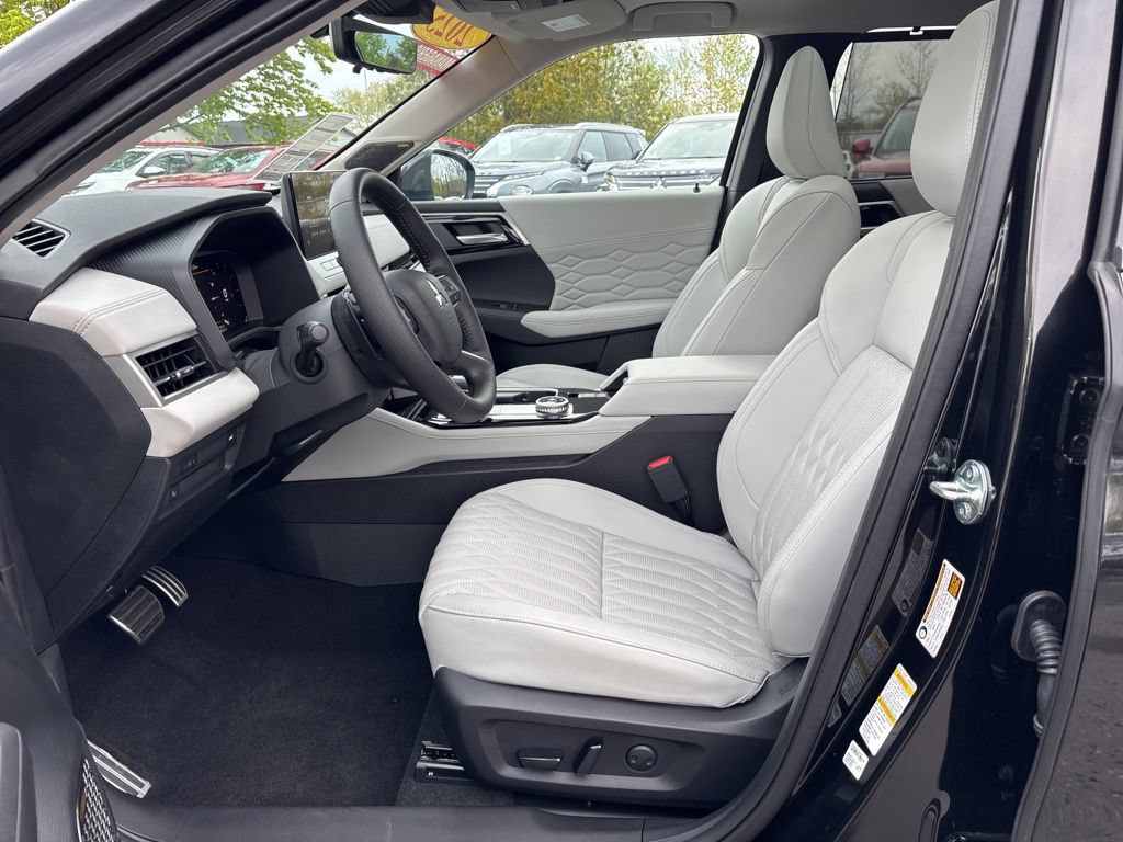 Used 2025 Mitsubishi Outlander AWD image 8