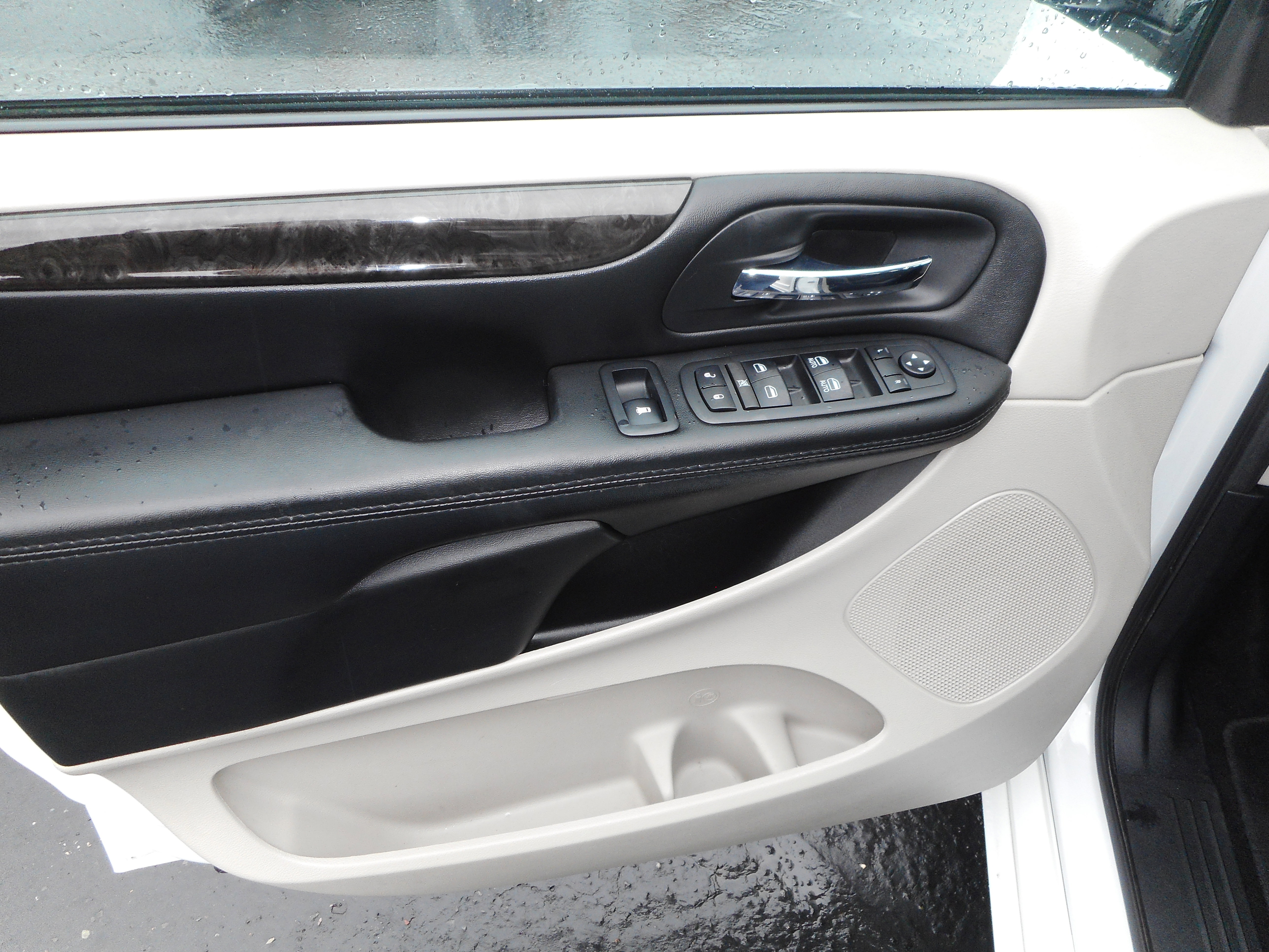 Used 2017 Dodge Grand Caravan SE w/ Power Window Group FWD image 16