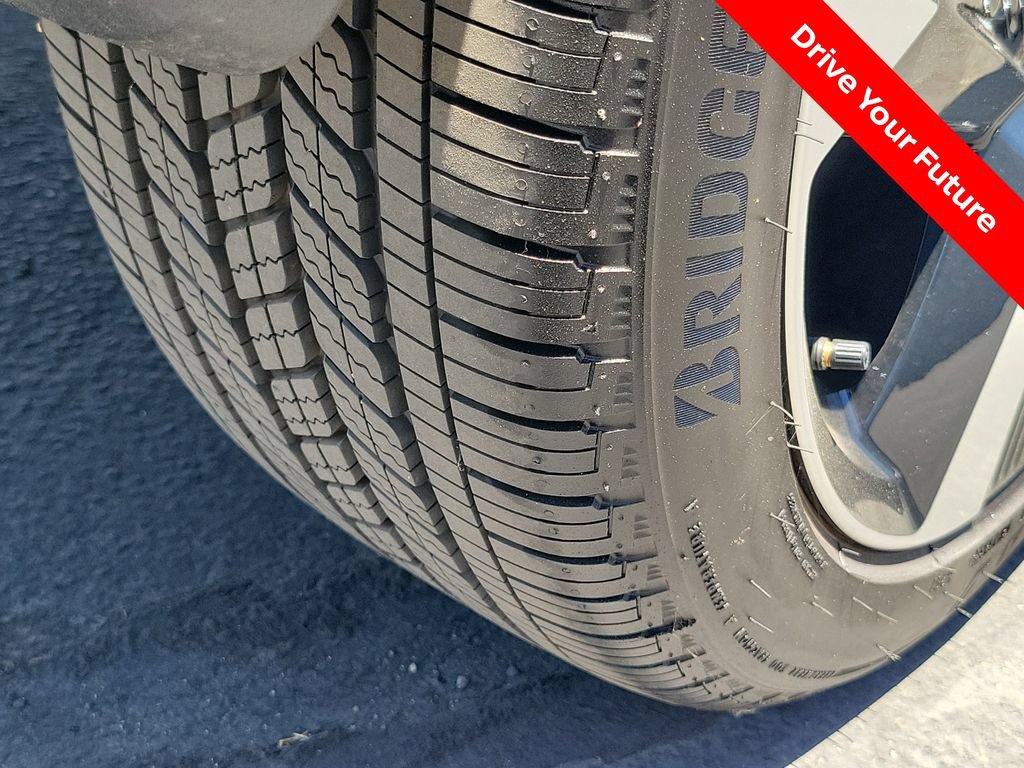 Certified 2025 Nissan Kicks SR FWD image 32