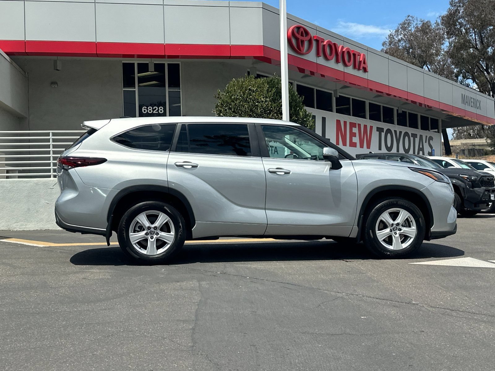 Used 2025 Toyota Highlander LE AWD/4WD image 6