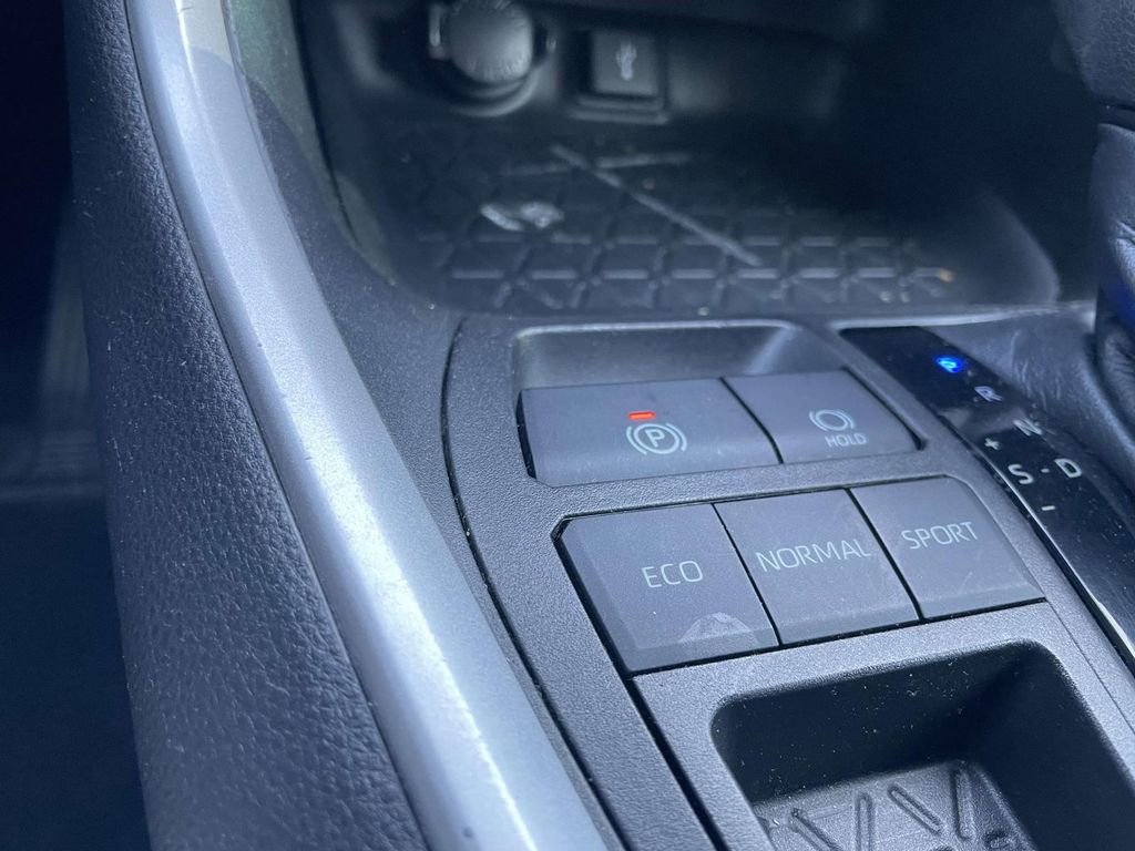 Used 2022 Toyota RAV4 LE image 38